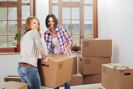 Deux femmes avec des cartons